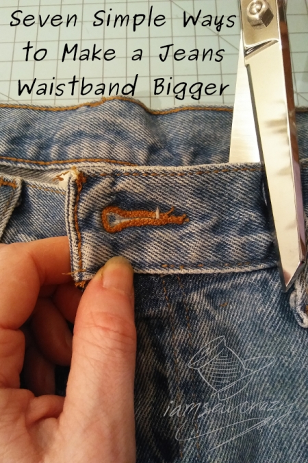 cutting tailleband met schaar en tekst overlay: zeven super eenvoudige manieren om een jeans tailleband groter te maken